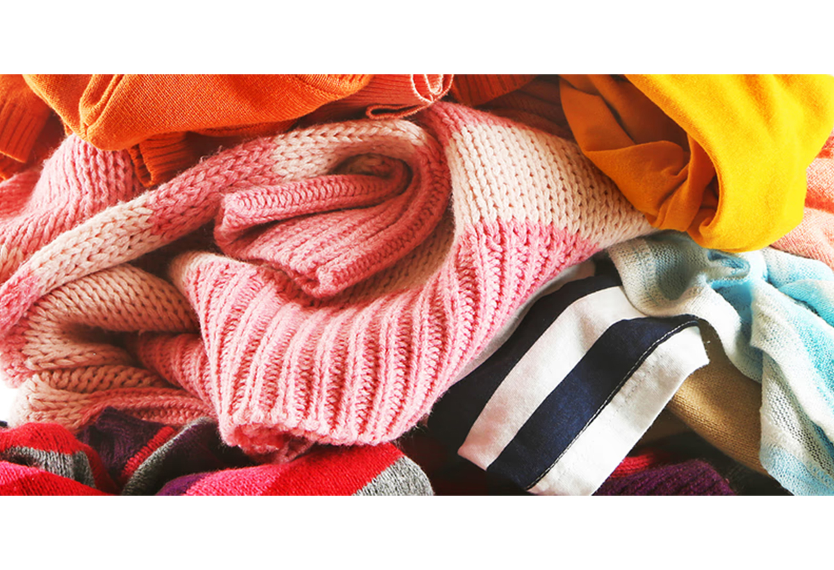 Απεικονίζεται σωρός με ρούχα.